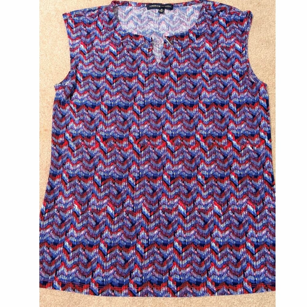 Adrienne Vittadini Women's Size M Top Blouse Red Blue Chevron Sleeveless Keyhole